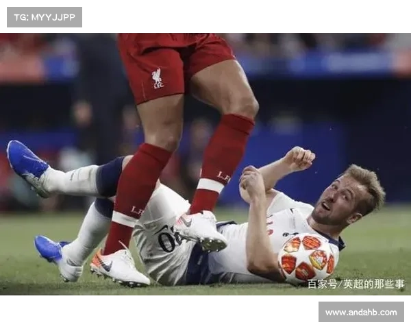 小卢卡斯为何长期坐在替补席背后的战术考量与竞争困境分析 小卢卡斯为何长期坐在替补席背后的战术考量与竞争困境分析